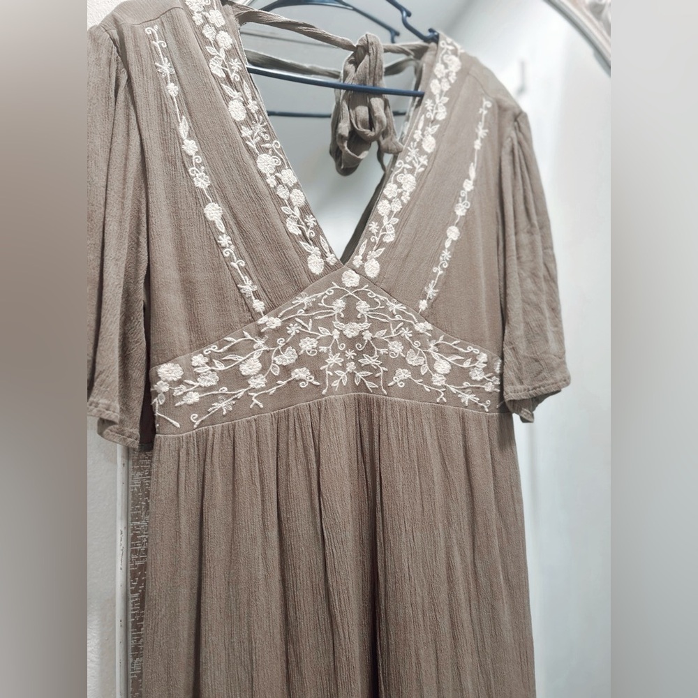 Women’s green Embroidered V-Neck Dress - Picture 2 of 2